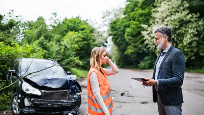 découvrez pourquoi les jeunes conducteurs étrangers en suisse font face à des primes d'assurance auto élevées. analyse des facteurs influençant les coûts et conseils pour réduire vos dépenses tout en respectant la législation locale.