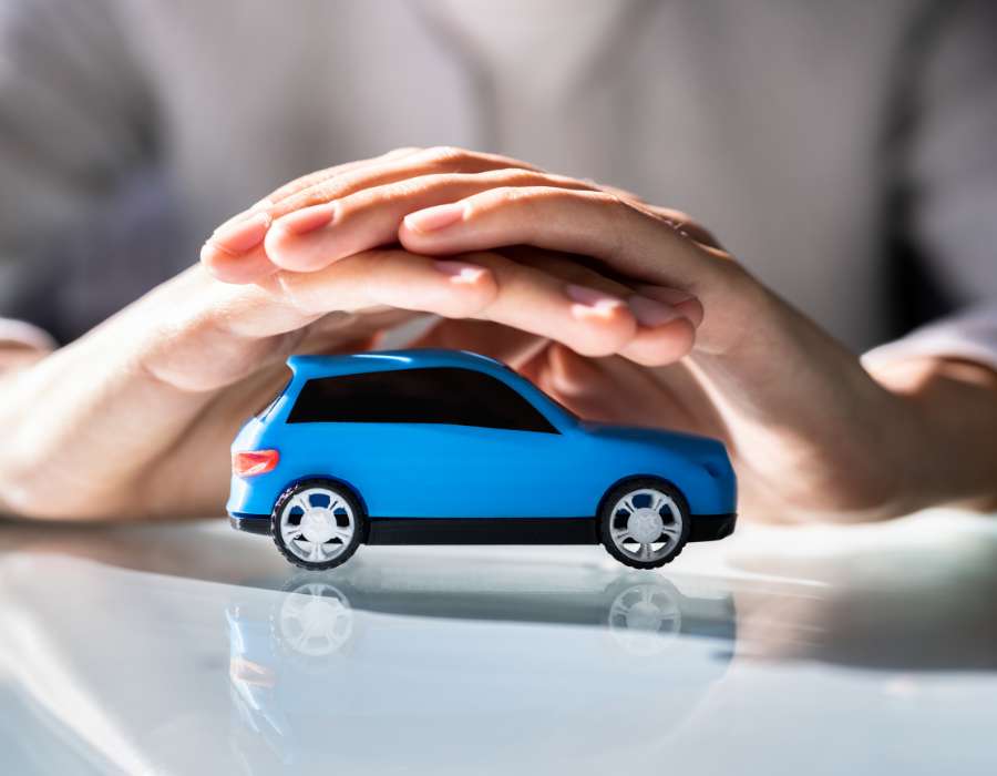 découvrez pourquoi les tarifs d'assurance auto pour les jeunes conducteurs ont doublé et comment trouver des solutions adaptées pour réduire vos coûts.