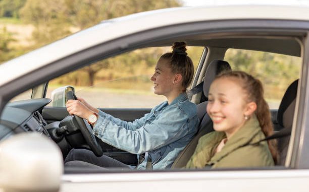 découvrez les enjeux liés aux jeunes conducteurs et les risques associés à la conduite sans assurance. informez-vous sur la prévention et les conséquences légales.