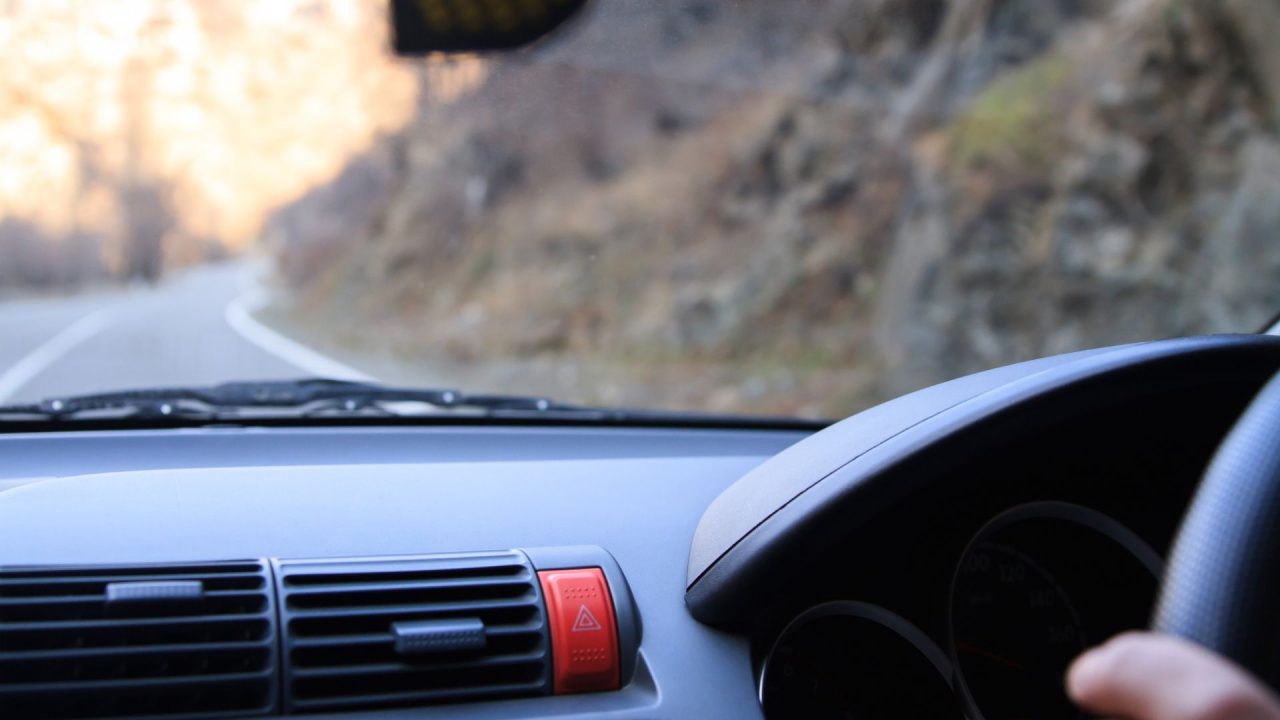 découvrez pourquoi votre assurance auto peut coûter plus cher que la moyenne et comment optimiser vos dépenses pour bénéficier d'une couverture adaptée et économique.