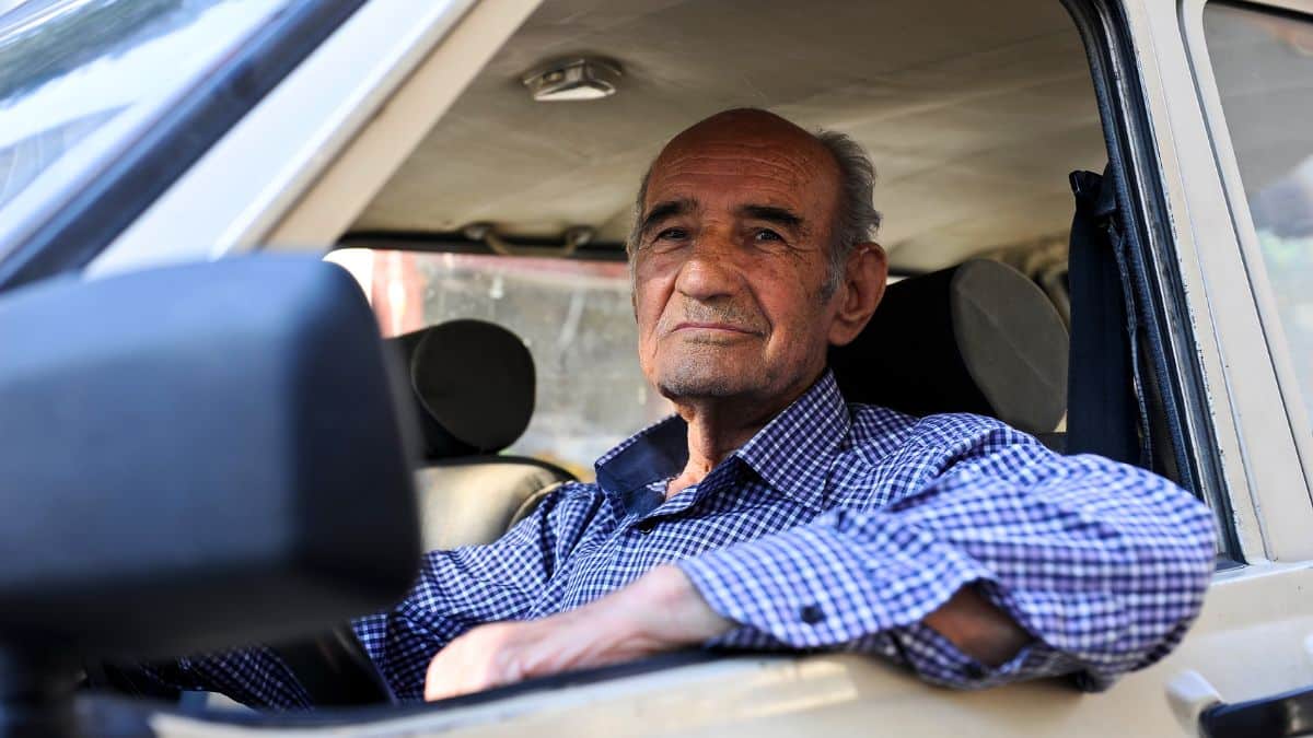 découvrez les nouvelles règles pour le permis de conduire après 70 ans en 2026 et comment renouveler votre autorisation de conduire en toute sérénité.