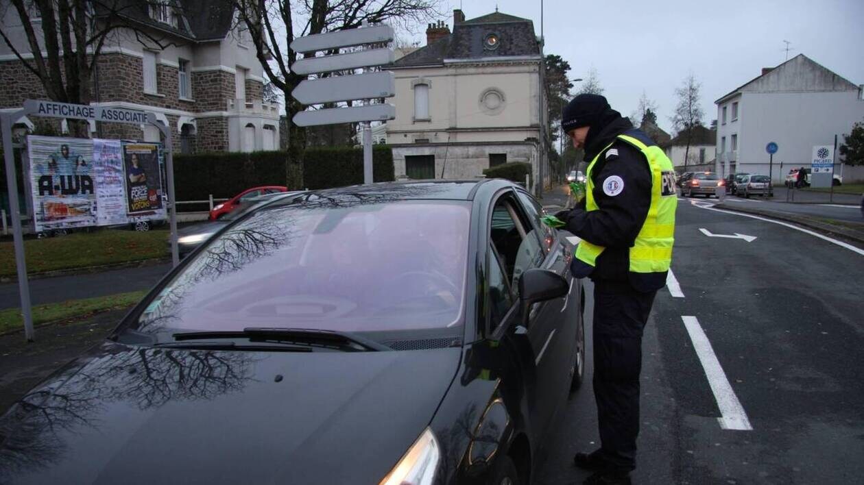 un récidiviste, roulant sans permis ni assurance, nie les faits pendant sa garde à vue.